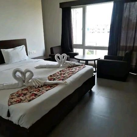 Hotel East International Tinsukia Ngoại thất bức ảnh